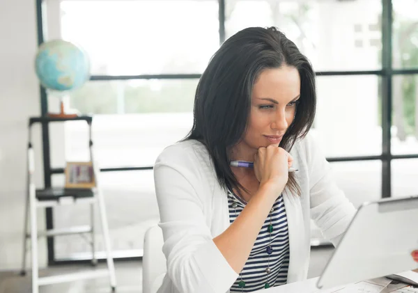 Jonge aantrekkelijke brunette werken — Stockfoto