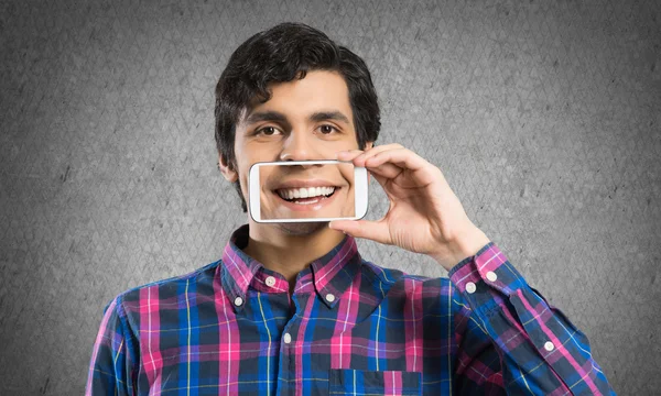 Man holding smartphone with smile — Stock Photo, Image