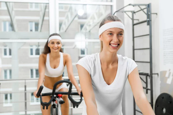 Young people exercising on bikes — Stock Photo, Image