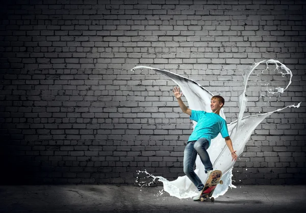 Ragazzo equitazione skateboard — Foto Stock