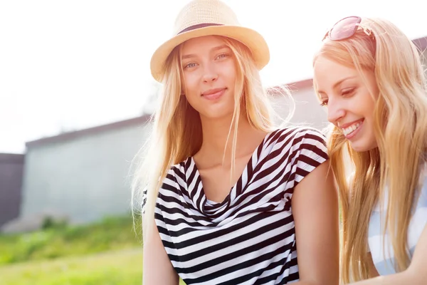 Amigos do sexo feminino usando tablet — Fotografia de Stock