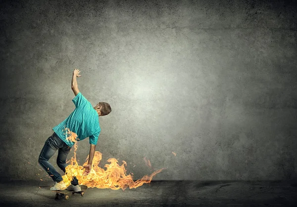 Skater pojke på skateboard — Stockfoto