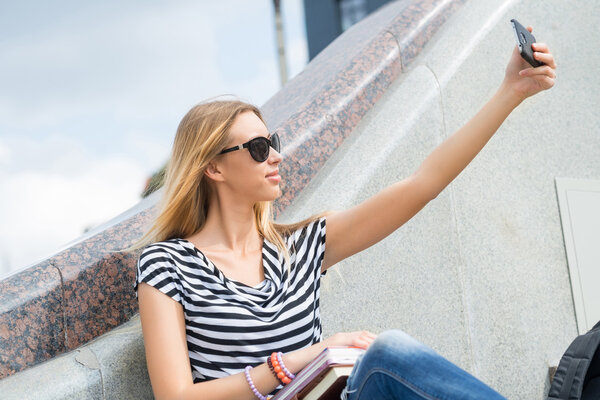 Девушка делает селфи фото
