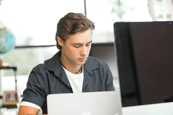 Jovem trabalhando no computador — Fotografia de Stock