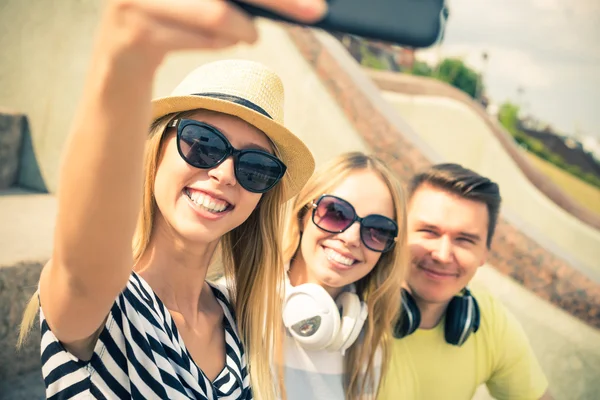 Jóvenes haciendo selfie —  Fotos de Stock