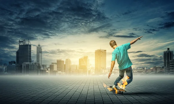 Skater jongen rijden op skateboard — Stockfoto