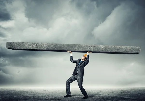 Hombre en traje de pared de elevación —  Fotos de Stock