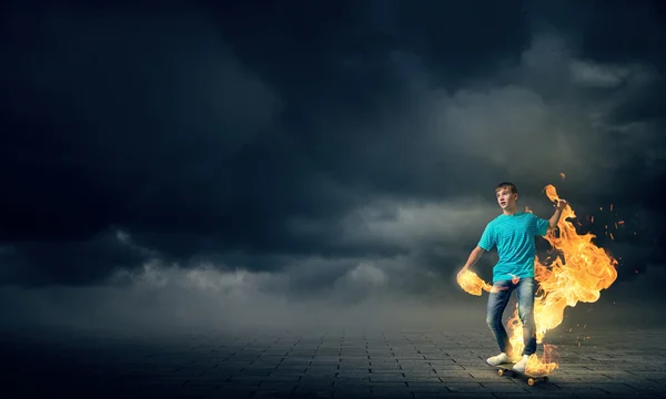 Skater-Junge fährt auf Skateboard — Stockfoto