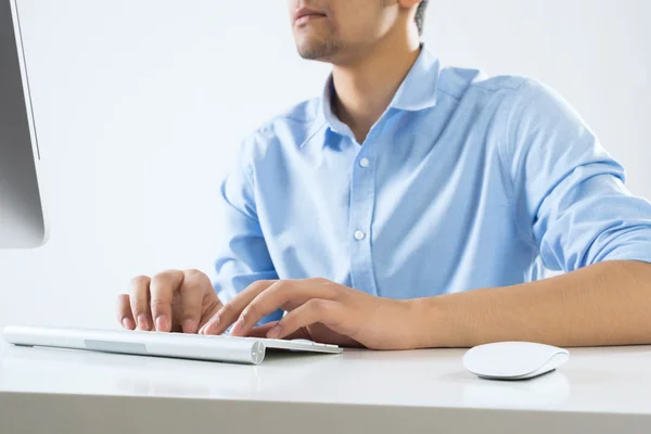 Jonge man werken op de computer — Stockfoto