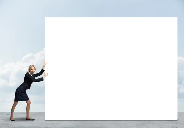 Mujer de negocios empujando bandera blanca en blanco . — Foto de Stock