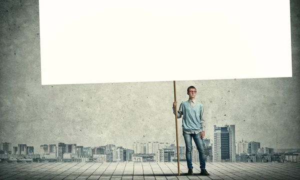 Menino mostrando banner em branco — Fotografia de Stock