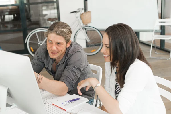 Junge Mitarbeiter arbeiten zusammen — Stockfoto