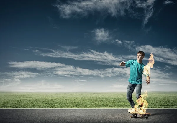 Skater garçon équitation sur skateboard — Photo