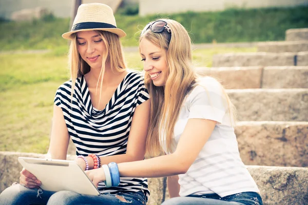 Amigos do sexo feminino usando tablet — Fotografia de Stock