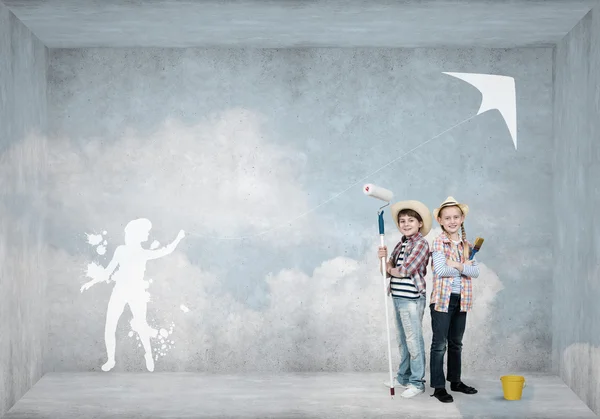 Boy and girl painting wall — Stock Photo, Image