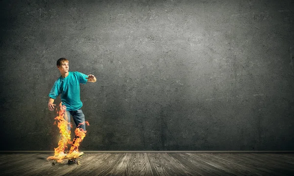 Skater boy su skateboard — Foto Stock