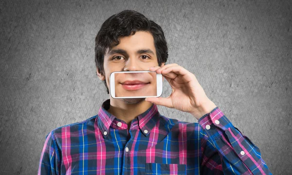 Man holding smartphone with smile — Stock Photo, Image