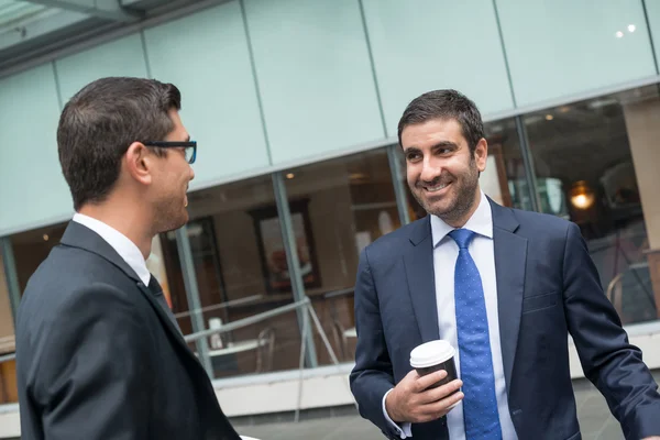 Hommes d'affaires prenant une pause café — Photo