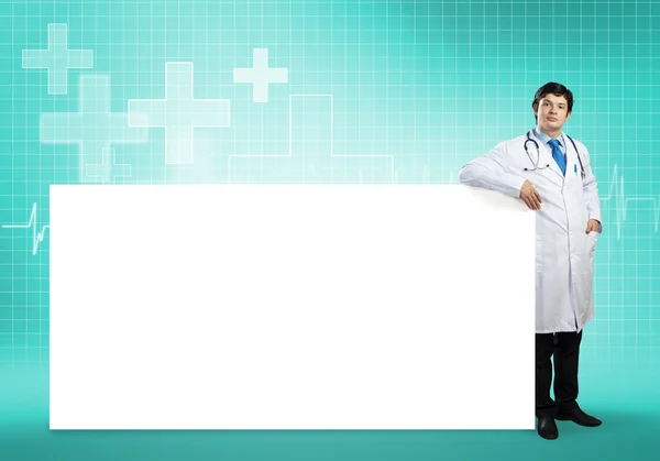 Doctor con banner en blanco — Foto de Stock