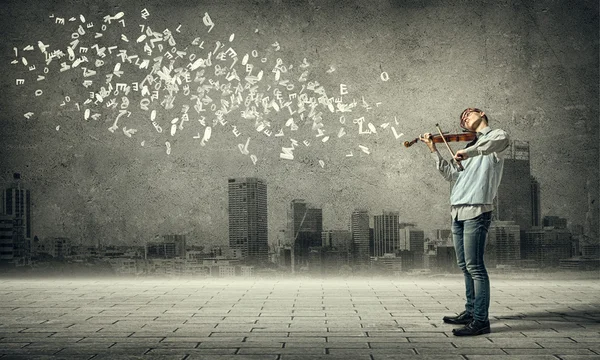 Adolescente menino tocando violino — Fotografia de Stock