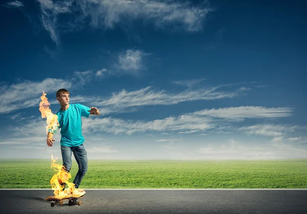 Το αγόρι σκέιτερ ιππασίας για skateboard — Φωτογραφία Αρχείου