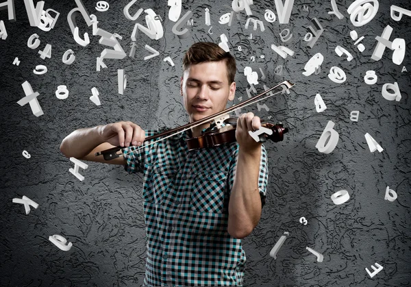 Joven chico guapo con violín — Foto de Stock