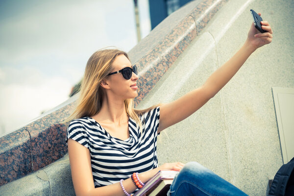 Девушка делает селфи фото
