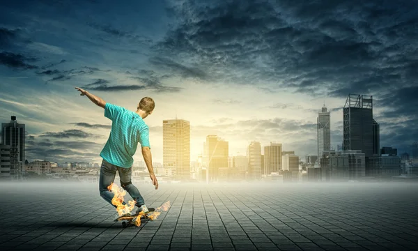 Skater garçon équitation sur skateboard — Photo