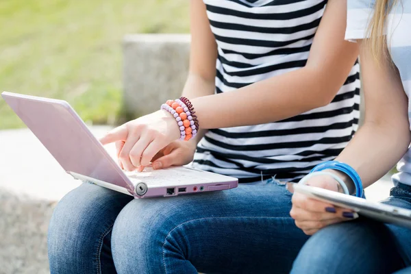 Amiche che utilizzano dispositivi — Foto Stock