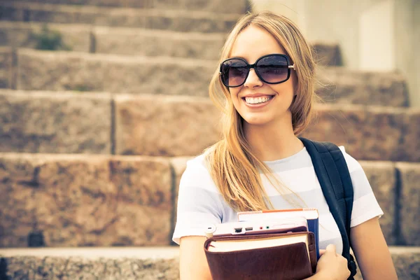 Student tjej studerar med böcker — Stockfoto