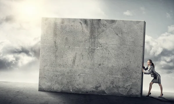 Iş kadını hareketli çimento duvar — Stok fotoğraf