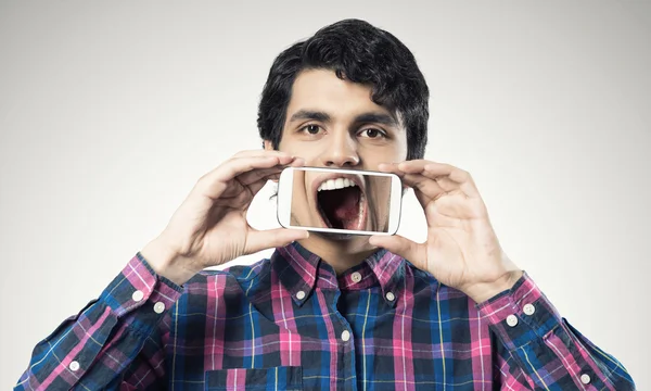 Young man holding smartphone — Stock Photo, Image