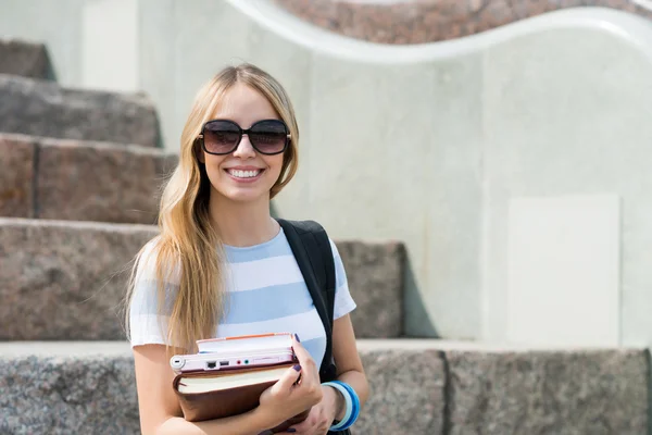Student tjej studerar med böcker — Stockfoto
