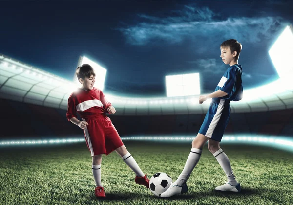 Meninos jogando futebol no estádio — Fotografia de Stock