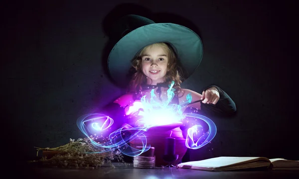 Pequeña bruja de Halloween — Foto de Stock