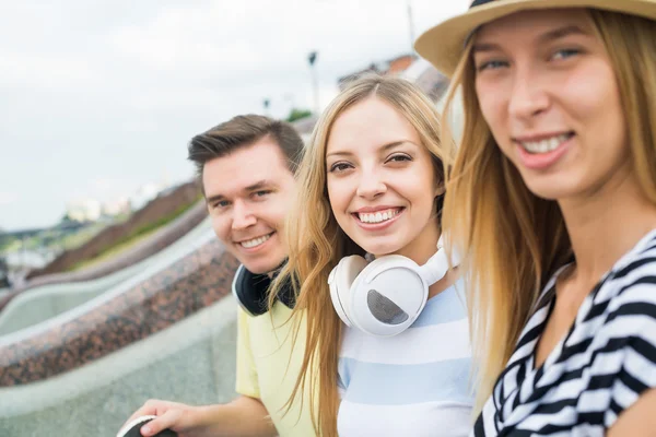 Jonge mensen zitten op de trap — Stockfoto