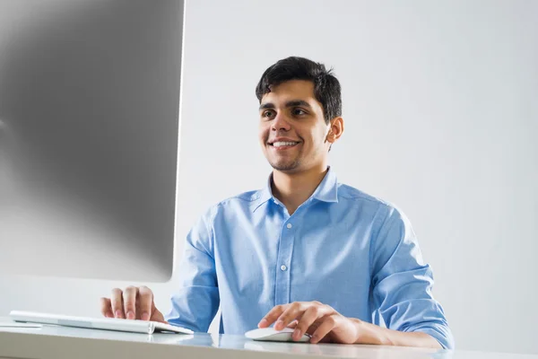 Młody człowiek pracujący na komputerze — Zdjęcie stockowe