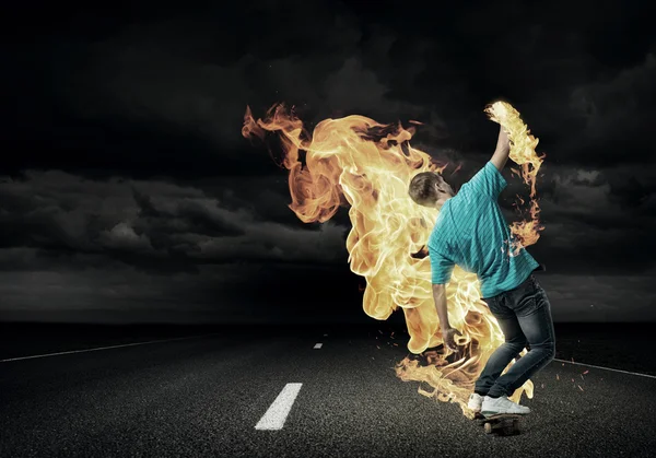 Skater-Junge fährt auf Skateboard — Stockfoto