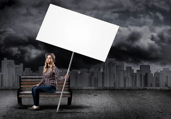 Mädchen in lässig mit weißem Banner — Stockfoto