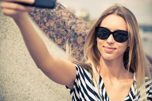 Dívka dělat selfie Foto — Stock fotografie