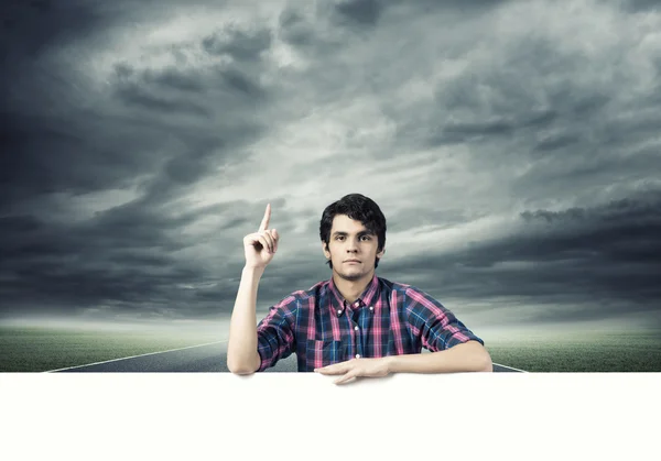 Schöner Mann mit leerem Banner — Stockfoto