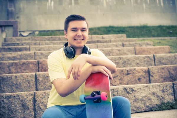 Jovem com skate — Fotografia de Stock