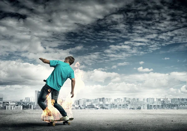 Skater-Junge fährt auf Skateboard — Stockfoto