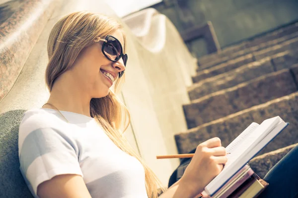 Estudiante chica estudiando con libros — Foto de Stock