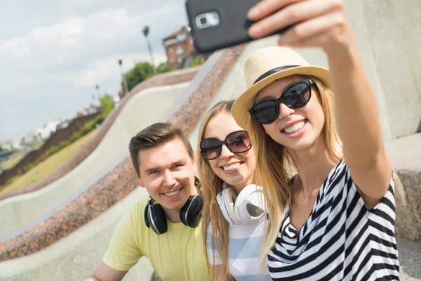 Selfie를 만드는 젊은 사람들 — 스톡 사진