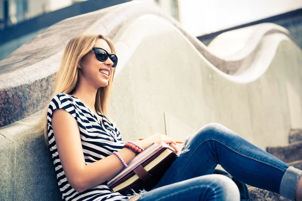 Studente ragazza studiare con libri — Foto Stock