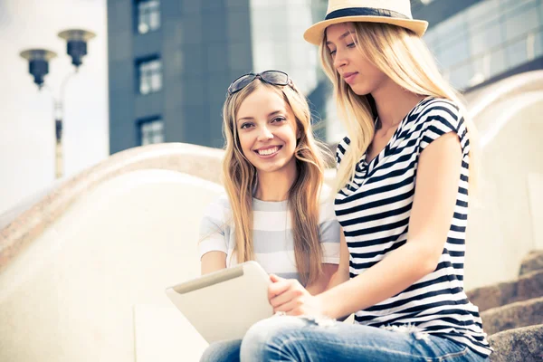 Amigos do sexo feminino usando tablet — Fotografia de Stock