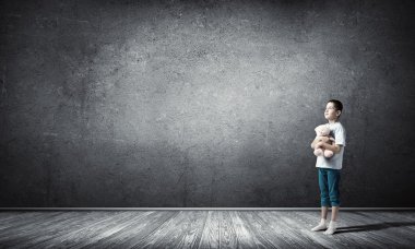 Ayı oyuncak sevimli çocukla