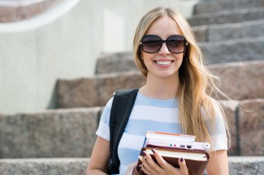 Öğrenci kıza merdiven