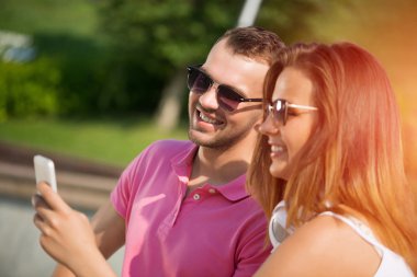 Gülümseyen çift Smartphone kullanarak